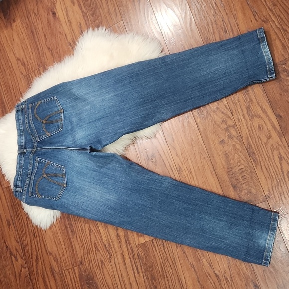 Liz Claiborne Medium Wash Classic Cut Jean's - Picture 4 of 6